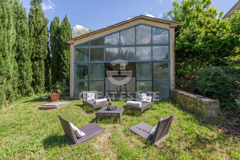 Podere Costarelle is a prestigious property consisting of an important stone farmhouse of approximately 470 square meters, set on private land of approximately 6 hectares. The property is surrounded by greenery in an intimate and private setting but ...