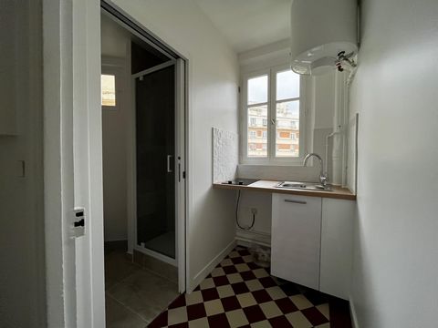 Photos en cours, Idéalement situé, à 10min à pied du métro Mairie de Montrouge, studio de 20m2 rénové avec DPE D. Charges d'environ 1130€/an et taxe foncière d'environ 300€/an Le bien comprend 2 lots, et il est situé dans une copropriété de 54 lots (...