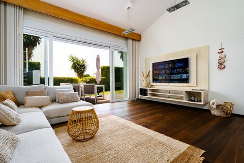 The villa in Marbella has 3 bedrooms and capacity for 6 persons. Accommodation of 195 m² tastefully-furnished and is ample. The property is located 100 m from the restaurant, 200 m sand beach, 300 m supermarket, 2 km golf course, 4 km city, 20 km tra...