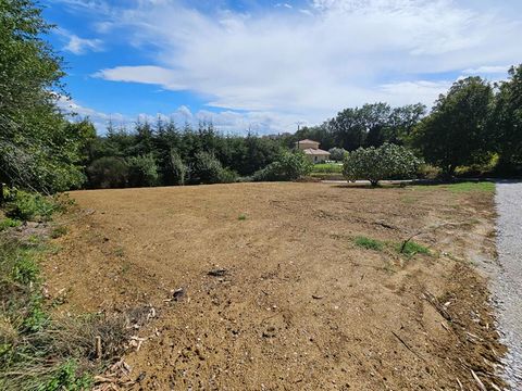 Terrain constructible et viabilisé de 800 m2, piscinable, orienté sud. Le terrain est destinée pour la construction d'une maison de plein pied. La situation terrain bénéficie d'un encadrement paisible et idéale au bien être. Pour visiter et vous acco...