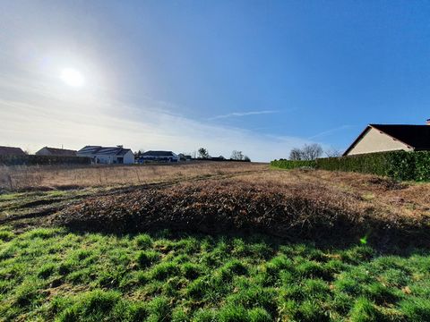 A Bourges (18000) secteur Pierrelay EN EXCLUSIVITE Terrain constructible de plus de 5700 m², sur 42 m de façade en limite voirie. Bien situé, à proximité immédiate d'un arrêt de bus, voici un emplacement idéal pour bâtir la maison de vos rêves, avec ...