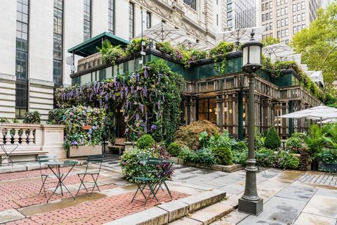 DEVELOPER'S DREAM!! LOCATION!! LOCATION!! LOCATION!! A truly phenomenal location for a developer and/or investor. Located in the Very Heart of the Financial Midtown District, a property just waiting to be created and put on the market!! Zoned for res...