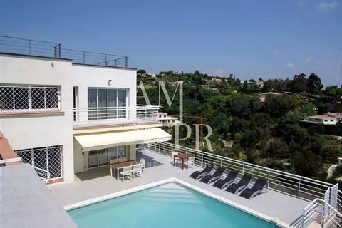 Amanda Properties offers for renting in a prestigious area of Super Cannes on the heights, beautiful villa of contemporary architecture. Surrounded by a large garden terraces, it enjoys a superb view of the sea and the Cap d'Antibes. The large window...