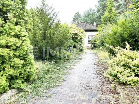 Questa affascinante casa di 2 locali con una superficie abitabile di 72 mq è alla ricerca di nuovi proprietari. La casa ha un seminterrato parziale e ha un giardino d'inverno che offre molta luce naturale. La proprietà ha bisogno di essere ristruttur...