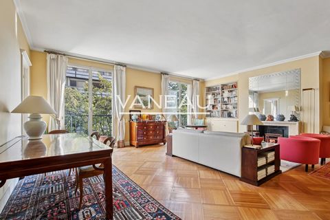 Paris 16ème - Foch/Raymond Poincaré. Situé dans un quartier prisé, à 5 mn à pieds de la station de métro Victor Hugo, bel appartement au 2eme étage de 131, 31 m2 en Loi Carrez. Cet appartement traversant de 5 pièces, sectorisé pour le très recherché ...