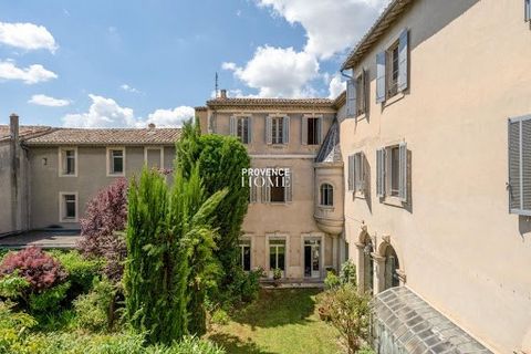 Provence Home, the real estate agency of Luberon, is offering for sale a townhouse with parking and apartments in the heart of L'Isle-sur-la-Sorgue. SURROUNDINGS OF THE PROPERTY Nestled in a peaceful environment, just a few steps from the town center...