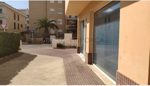 Fully refurbished business/retail space near the Passeig Marítim boardwalk. It includes two full bathrooms -one handicap accessible-, a kitchen-pantry, a large main area and three smaller rooms. It can also be converted into a dwelling. #ref:C100