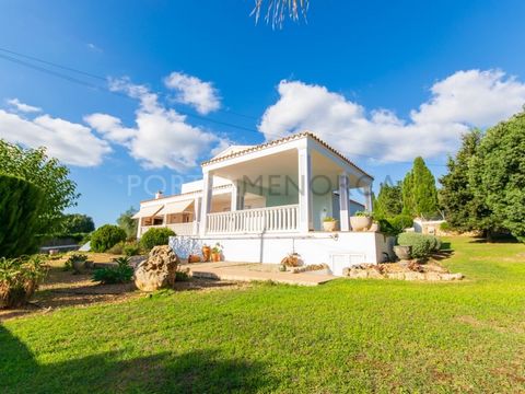 We offer you a house with land in a very peaceful area but at the same time, only 5 minutes from the town of Alaior. Built to a very high standard, it is perfect to live in all year round and every detail has been thought of. On the ground floor is t...