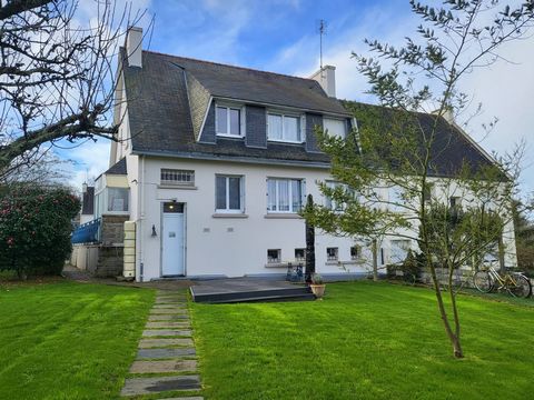 In LOCTUDY, in der Nähe aller Annehmlichkeiten und der Küste, entdecken Sie dieses Haus, das vollständig unterkellert ist, mit seiner unabhängigen Wohnung. Das Haus wird von einem Ehepaar, Herrn 94 Jahre alt und Frau 89 Jahre alt, bewohnt und besteht...