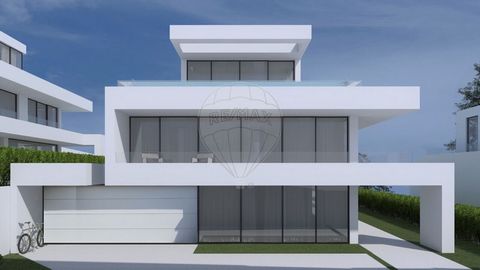 Développement de villas sur la mer et la rivière Villas de luxe individuelles T5 avec 4 façades, Toit avec piscine panoramique surplombant la mer et la rivière, piscine extérieure, bar et jardin. 369.57m² surface brute de construction Un projet archi...