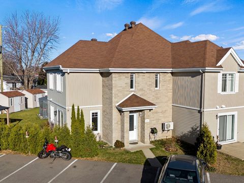 Découvrez cette magnifique maison de ville située sur le boulevard Saint-Charles, au coeur de Lachenaie. Cette propriété lumineuse et bien entretenue offre trois chambres à coucher ainsi que deux espaces de stationnement, une rareté dans le secteur. ...