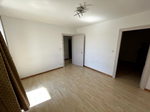 Situé dans une charmante ville à environ 20 kilomètres de Pontarlier, venez découvrir cet appartement agréable et fonctionnel. Vous trouverez une cuisine entièrement équipée, un grand salon, deux belles chambres, une salle de bains avec baignoire et ...