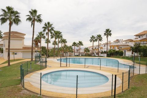 Questa affascinante casa a schiera si trova in una prestigiosa comunità privata recintata di Benalmádena e offre uno stile di vita confortevole e rilassato. Con una disposizione intelligente su due piani e una spaziosa mansarda, questa proprietà comb...