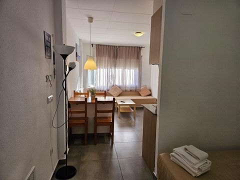 In the heart of Roses, just 2 minutes from the port, this studio with a sleeping cabin is located on the ground floor of a well-maintained building. The 35 m2 apartment consists of a bathroom with shower, a sleeping cabin with a double bed, and a liv...