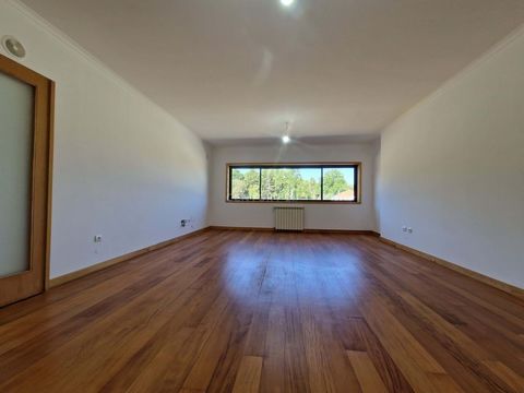 Discover this magnificent 100 m² like-new apartment, located on the 1st floor of a modern 3-storey building with elevator, in the sought-after Valrio urbanization, just a few minutes from the center of Viseu. Enjoy an exceptional living environment c...