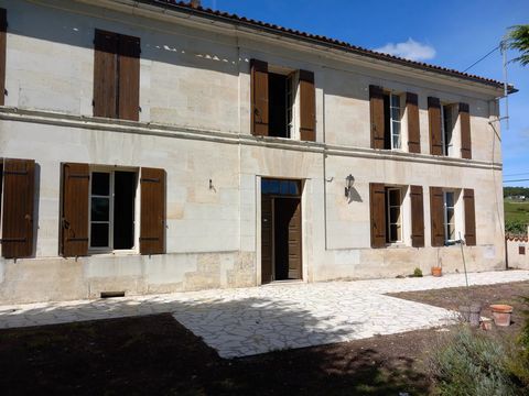 Manor house, situated in a vineyard, approx 170 m2 hab: entrance, dining room with open kitchen, pantry, living room, upstairs: 3 bedrooms, bathroom, toilet. Adjoining housing to renovate (subject to necessary permissions), many outbuildings: cellars...