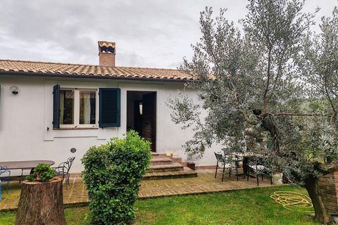 Discover this delightful apartment located in a charming winery near Giano dell'Umbria and close to Montefalco. Surrounded by the beautiful Umbrian nature, this 19th century farmhouse has been completely renovated, maintaining its original character....