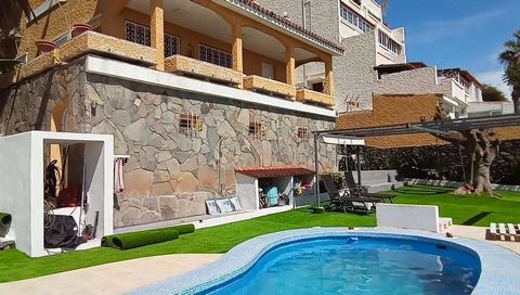 Découvrez cette spacieuse maison familiale de 5 chambres et 4 salles de bain à Tenerife, offrant un mélange de confort et de style moderne dans un quartier calme et prisé. Située à seulement 10 minutes en voiture de trois plages immaculées, à 20 minu...