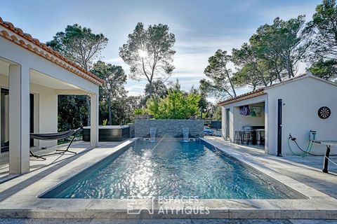 Entdecken Sie 5 Minuten von Uzès entfernt, in einem sehr beliebten Dorf und im Herzen einer grünen Umgebung, diese moderne Villa von 219m2 vollständig auf einer Ebene. Dieser Wohnbereich wurde so konzipiert, dass er ein Leben im Innen- und Außenberei...