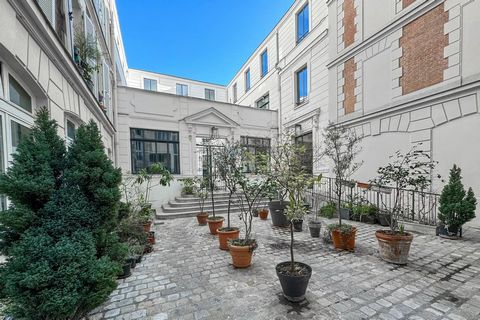 Ce meublé trois pièces se situe au 1er étage d'une copropriété sécurisée. Avec ses grandes fenêtres en enfilade, l'appartement bénéficie d'une belle source de lumière. Le spacieux séjour, exposé à l'est, s'ouvre sur une grande terrasse avec vue sur c...