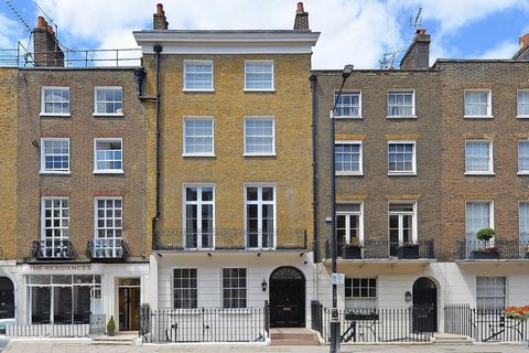 Das Vereinigte Königreich Sotheby's International Realty ist stolz darauf, dieses neu renovierte Stadthaus mit sechs Schlafzimmern im Herzen von Belgravia zu präsentieren. Das außergewöhnliche Anwesen verbindet nahtlos georgianische Eleganz mit moder...