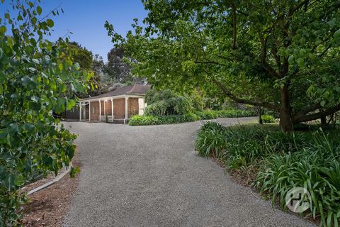 Cachée sur cinq acres de brousse, l’intimité rencontre le potentiel avec cette maison de trois chambres offrant de grands espaces couverts en plein air pour se détendre et profiter de l’abondante avifaune, y compris les aigles, les hiboux et le curra...