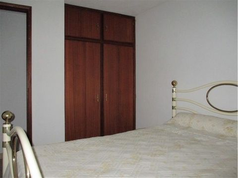 Moradia com dois pisos, com uma área aproximada de 100 m2. Composta por três quartos, uma cozinha com lareira, duas salas e uma casa de banho. É como ar condicionado. Tem um sótão amplo com teto revestido a madeira, onde temos mais dois quartos e uma...