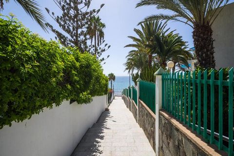 Dieses geräumige, komfortable und moderne Ferienhaus liegt im Süden von Gran Canaria, eingebettet zwischen Playa del Águila und Playa del Pirata. Das Anwesen bietet eine ruhige und entspannte Atmosphäre mit direktem Zugang von den Gärten zu einer Küs...