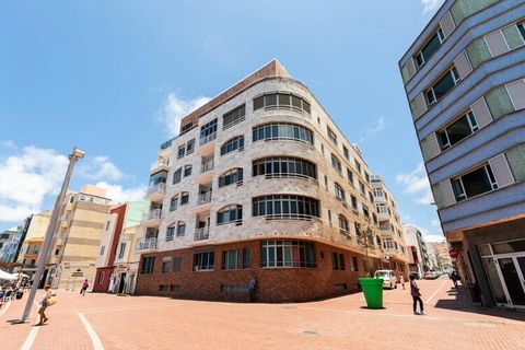 Maison de vacances pratique et confortable avec un beau balcon donnant sur la mer, directement sur la plage de Las Canteras, dans une zone de surf et de divertissement avec tous les services à proximité. Le logement de 65m², extérieur et situé sur le...