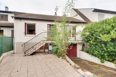 Entre charme discret et potentiel à déverrouiller Découvrez cette maison mitoyenne, parfaitement calibrée pour ceux qui préfèrent les soirées tranquilles aux agitations parisiennes sans sexiler trop loin du périphérique. Avec ses deux chambres et son...