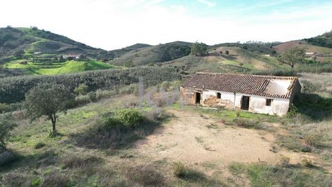 Fantastic property consisting of a ruin and more than 60,000 m2 of land, where there is the possibility of creating two dams for year-round use. Ruined house facing south with open and fabulous views. Land with a lot of potential for rural tourism or...