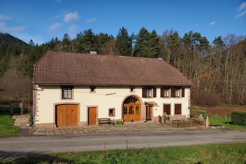 In Champenay, Gemeinde Plaine (15 Minuten von Schirmeck und 45 Minuten von Straßburg entfernt), schönes Haus im Vogesen-Bauernhausstil aus dem Jahr 1836, voller Charakter; Mit einer Wohnfläche von ca. 144m2 auf einem Grundstück von mehr als 67 Ar. Es...