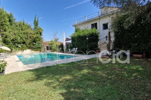 In the charming commune of Le Bar-sur-Loup, discover this spacious 142 m² apartment. Situated in a verdant setting, it offers a haven of peace conducive to relaxation. The apartment features 3 bedrooms and an independent studio, ideal for a large fam...