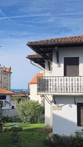 EN EXCLUSIVITE. À deux pas de la plage et non loin des commerces, cet appartement neuf est un bien d'exception ; son salon-séjour ouvre par de granges baies à galandage sur une terrasse de 10 m² exposée SUD OUEST vous permettant de profiter pleinemen...