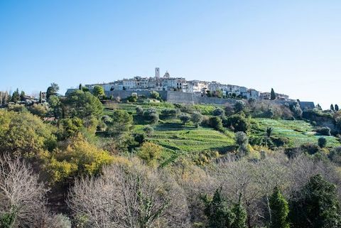 Located at the foot of the historic village of Saint-Paul de Vence and just a few hundred metres from the Maeght Foundation. This beautiful house, decorated by Jacqueline Morabito, spans around 315 m2 over four floors. The solid parquet flooring adds...