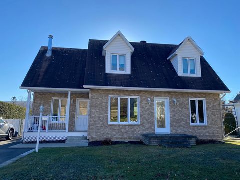 Superbe propriété avec piscine creusée sur un immense terrain intime sans voisin arrière dans un secteur recherché de La Malbaie. Près de touts les service cette charmante maison a été entretenu avec soin. À quelque pas de l'école secondaire ,du parc...