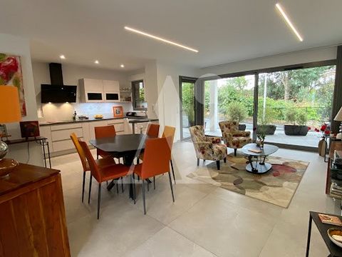 In the heart of Royan, 2 minutes from the central market and shops, this 78m2 apartment is located in a recently constructed building, within modern architecture signed by Jacques LESUISSE, and with balconies perpestive. Through independent access to...