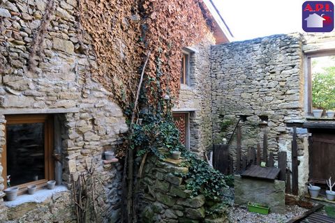 In der Nähe von Mirepoix, renoviertes Dorfhaus mit gemütlichem Innenhof, im Herzen eines authentischen Dorfes. Hervorragendes Wohnzimmer mit Einbauküche und Holzofen, hohe Decken, 2 Schlafzimmer, Badezimmer mit WC, angrenzender Innenhof von ca. 35 m²...