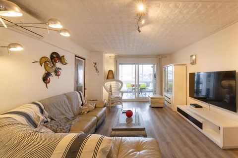 Appartement met uitzicht op de gracht, 3 slaapkamers, terras en ondergrondse parkeerplaats In het hart van Empuriabrava, op slechts 1,4 km van het strand, ligt dit ruime appartement op de 1e verdieping zonder lift. Het appartement bestaat uit een gro...