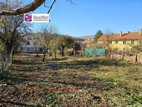 Perceel met een oppervlakte van 972m2, nabij het centrum van het dorp Galabnik, achter het stadhuis. Vlakke, zonnige, omheinde tuin met een goed toegewezen voor residentiële ontwikkeling. Het pand kijkt aan beide uiteinden uit op twee straten, waardo...