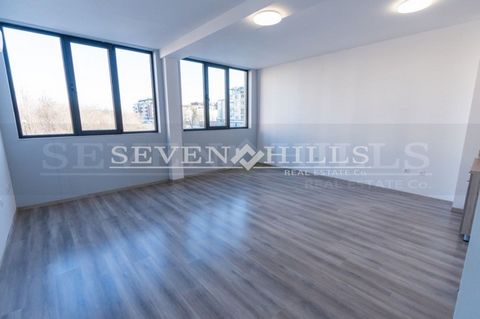 Aanbiedingsnummer: 620103 Makelaarskantoor 'SEVEN HILLS' verkoopt een appartement met één slaapkamer met een totale oppervlakte van 54,94 m². Het is gevestigd in een nieuw gebouwd woongebouw in de wijk. Hristo Smirnenski, in de buurt van het Selena-z...