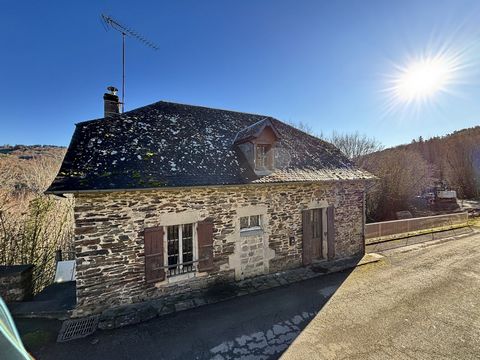 EXCLUSIVITEIT IMMODU19.FR / In het hart van het historische dorp Bar, een stenen huis op een kelder bestaande uit op de begane grond een keuken, een bijkeuken (of slaapkamer), een woonkamer en een eetkamer. Boven twee slaapkamers en in te richten zol...