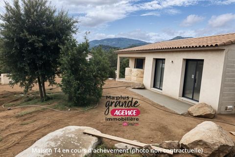 Charmante villa de type T4 de plain-pied édifiée sur une parcelle de terrain d'environ 640 m2 Composée d'un hall d'entrée , séjour avec un espace pour une cuisine ouverte, d'un cellier, de trois chambres ayant chacune leur salle d'eau dont une avec w...