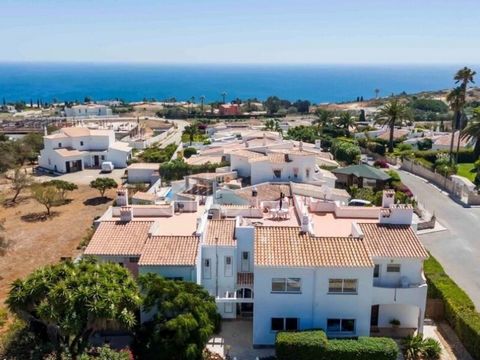 Esta encantadora casa adosada reformada de 3 dormitorios está situada en una zona tranquila en una de las zonas más codiciadas de Praia da Luz. Al entrar en esta hermosa propiedad, el amplio pasillo tiene un quemador de pellets que calienta la casa d...