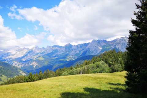 La propriété, avec son design moderne, offre une maison de vacances spacieuse et bien aménagée, parfaite pour les petits groupes ou les familles. Le logement peut accueillir confortablement jusqu'à quatre personnes, avec une chambre double et un salo...