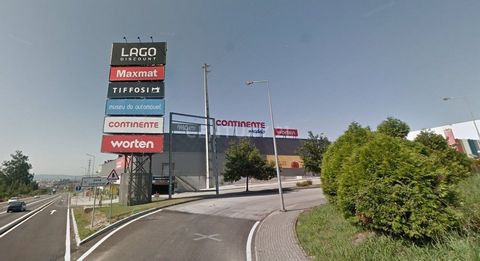 Space intended for Commerce, Services and Storage, with an area of 1,000 m2, located in Lago Discount, a venture with companies from the most varied sectors of activity, from fashion to furniture and decoration, from food to restaurants, Business and...