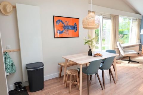 Luxe, vrijstaande vakantiebungalow op park Duinland in Sint Maartenszee Deze luxe ingerichte vakantiebungalow Duinland 68 in Sint Maartenszee is een heerlijk huis voor 6 personen. De bungalow beschikt over een lichte woon- en eetkamer. De mooie, open...