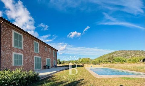 Fabulosa casa de campo a estrenar, en una zona tranquila pero cercana al pueblo, a tan solo diez minutos andando del centro. La vivienda ofrece vistas despejadas al pueblo y a las montañas y conexión a la autopista con tan sólo 5 minutos en coche. La...