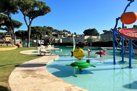 Bungalow van 30 m2 met terras en gelegen bij het zwembad. Bungalow met 2 kamers en 1 toilet. Een kamer met een tweepersoonsbed en een andere kamer met twee eenpersoonsbedden. Camping Interpals ligt op 450 m van het strand van Pals, aan de Costa Brava...