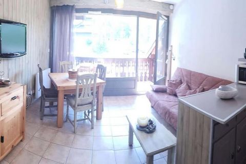 This charming 2-bedroom apartment is the perfect retreat for a mountain getaway in the Vars Risoul area. Located at the foot of the slopes, the residence offers direct access to skiing and is just a short distance from local amenities. The apartment ...